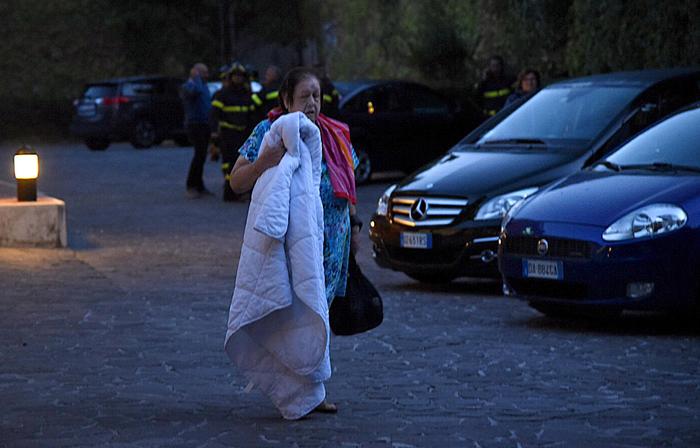Persone passano la notte in strada a Norcia, dopo la forte scossa di terremoto della notteANSA/MATTEO CROCCHIONI