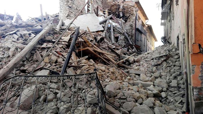 Cumuli di macerie ad Amatrice dopo la scossa di terremoto, 24 agosto 2016. ANSA/ LUCA PROPERI