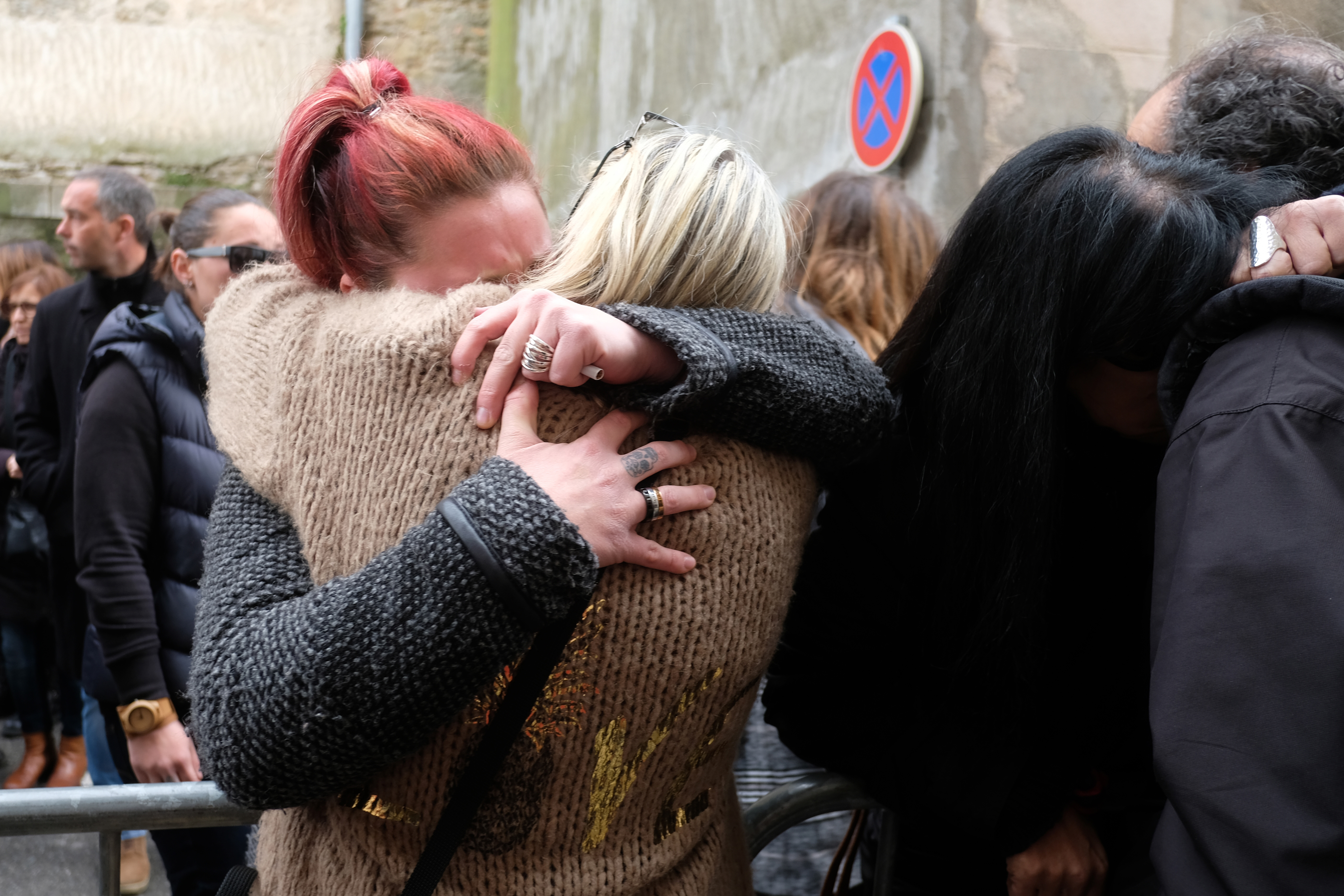 WOMEN HUG