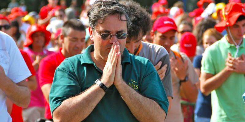 MAN PRAYING