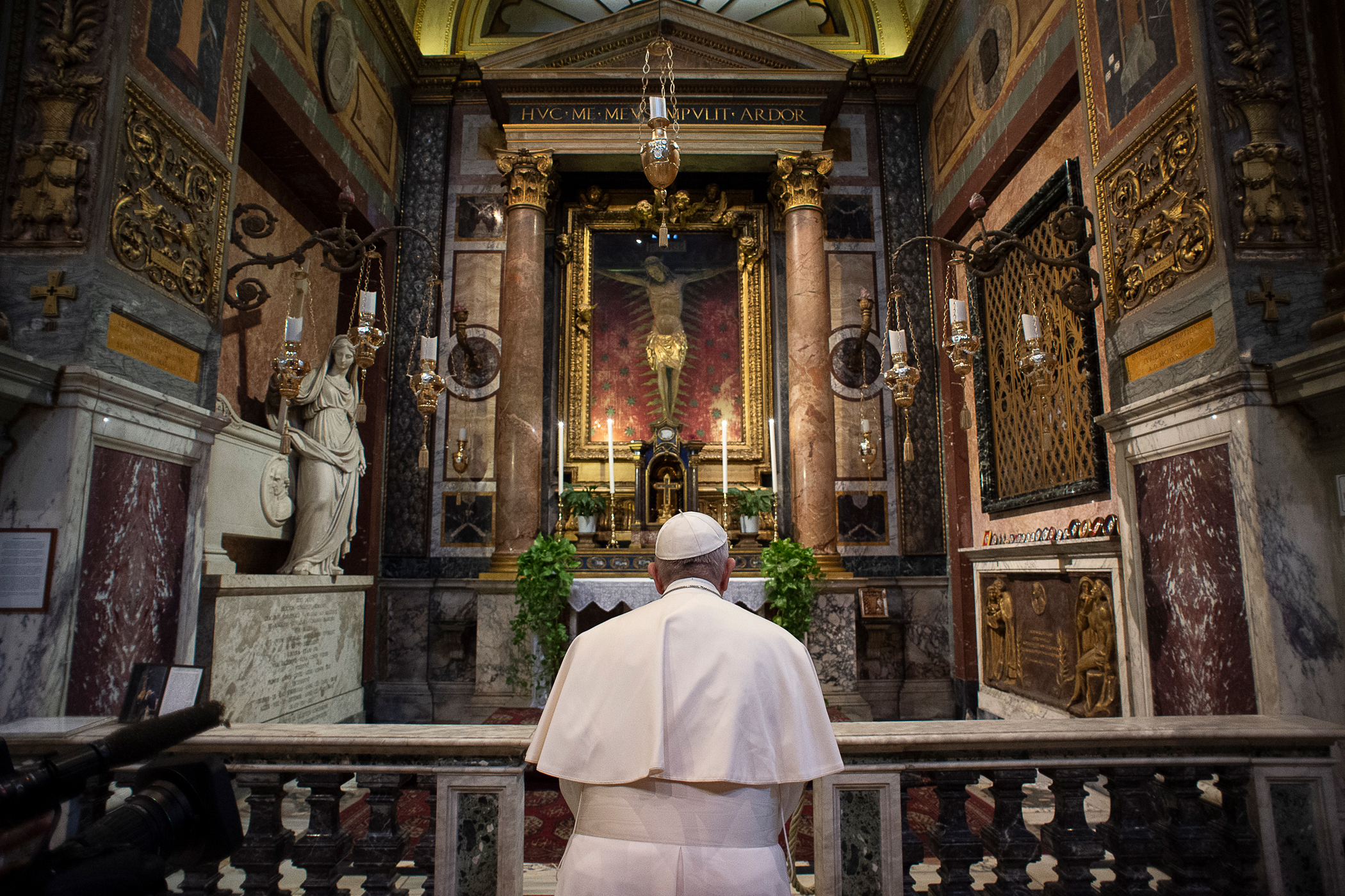Pope prays christ