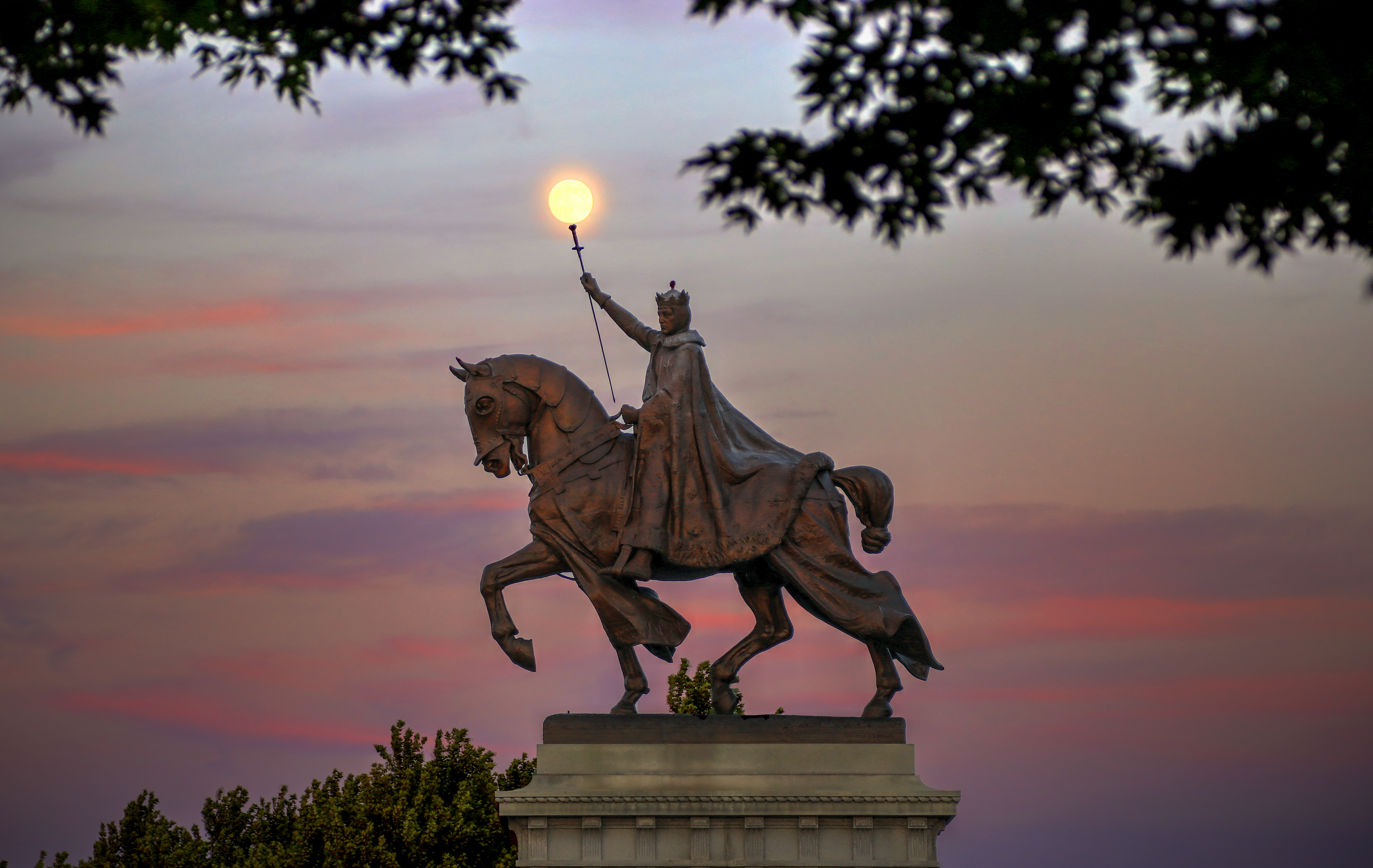 l'apothéose de la statue de Saint-Louis du roi Louis IX de France